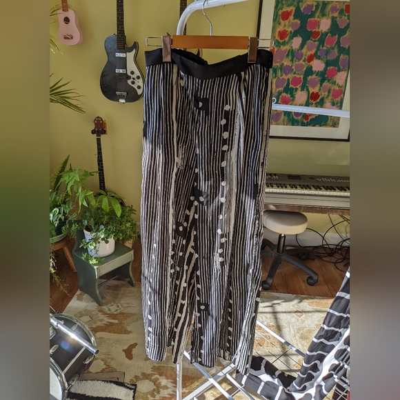 Black and white pants with funky design - Picture 2 of 3